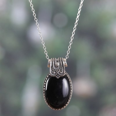 Polished Traditional Onyx Cabochon Pendant Necklace